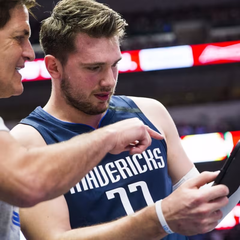 Mark Cuban y Luka Doncic durante un partido de los Mavs esta temporada.