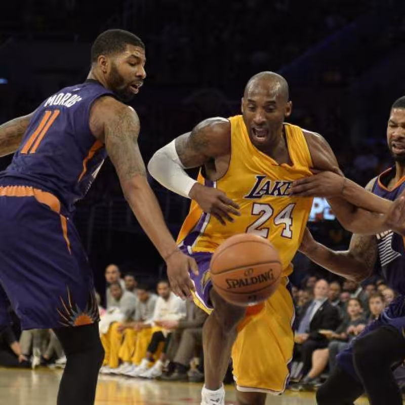 Morris, junto a su hermano Marcus, defendiendo al gran Kobe Bryant. Foto: nba.com