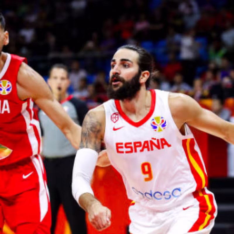 Mejri intenta parar a Ricky Rubio.