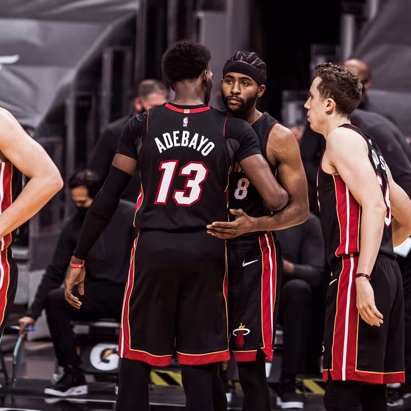 Un tremendo Bam Adebayo lidera a los Heat ante los Pistons