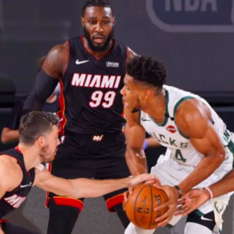 Giannis Antetokounmpo, defendido por cuatro jugadores de Miami Heat.