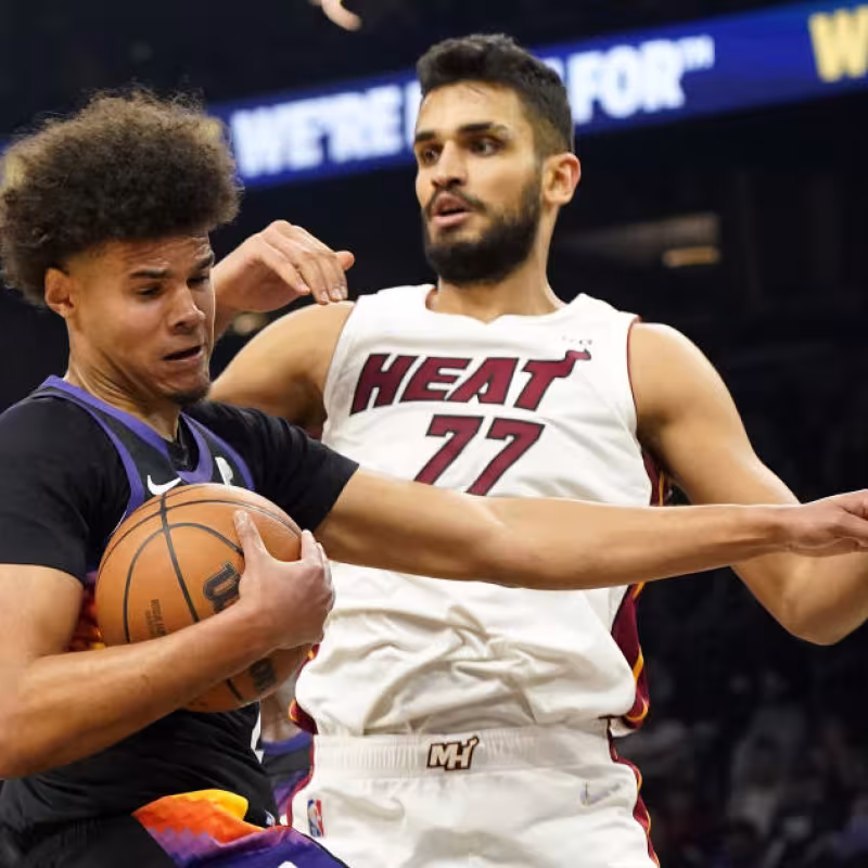 Miami Heat y Charlotte Hornets sorprenden a los Suns y a los Bucks