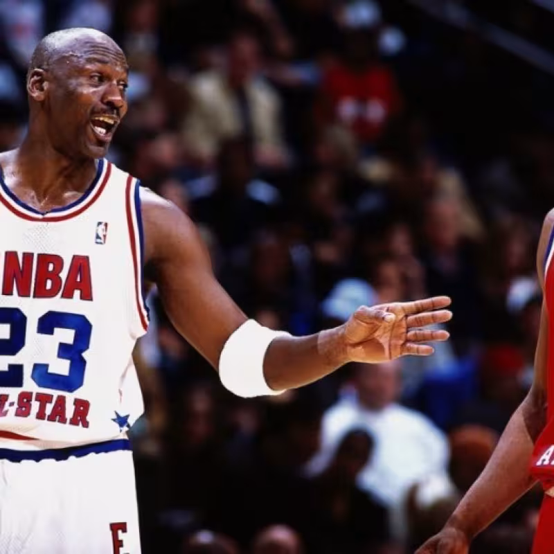 Michael Jordan y Kobe Bryant durante un All Star de la NBA.
