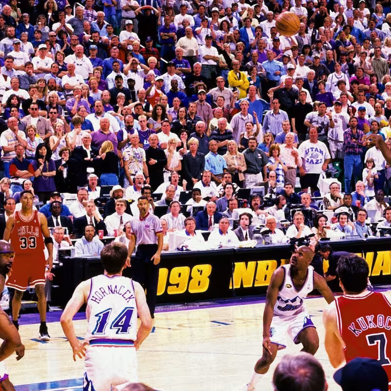 Michael Jordan, antes de anotar la canasta más famosa de la historia del baloncesto.