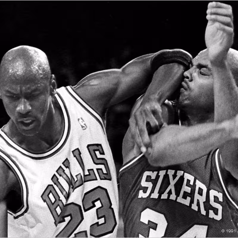 Michael Jordan y Charles Barkley en un Bulls-Sixers.