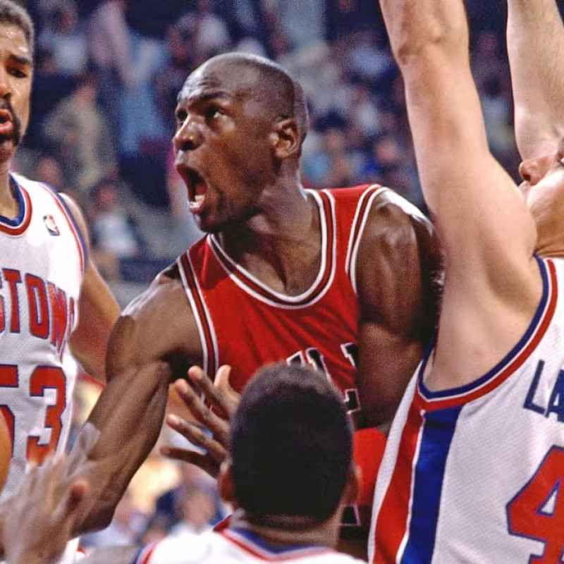 Michael Jordan, intentando anotar ante la defensa de Detroit Pistons en 1988.
