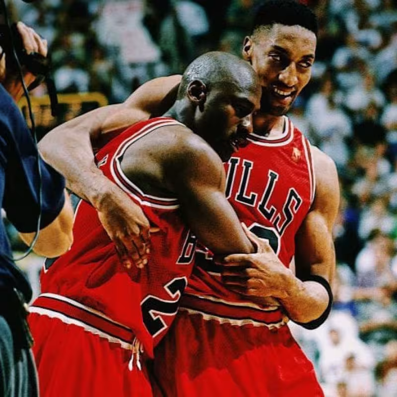 Jordan se abraza a Pippen en el famoso "Flu Game". Foto: nba.com