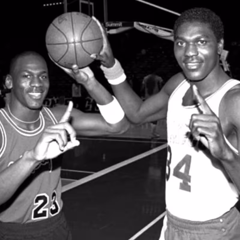 Jordan y Olajuwon, tras el draft de 1984. Foto: nba.com