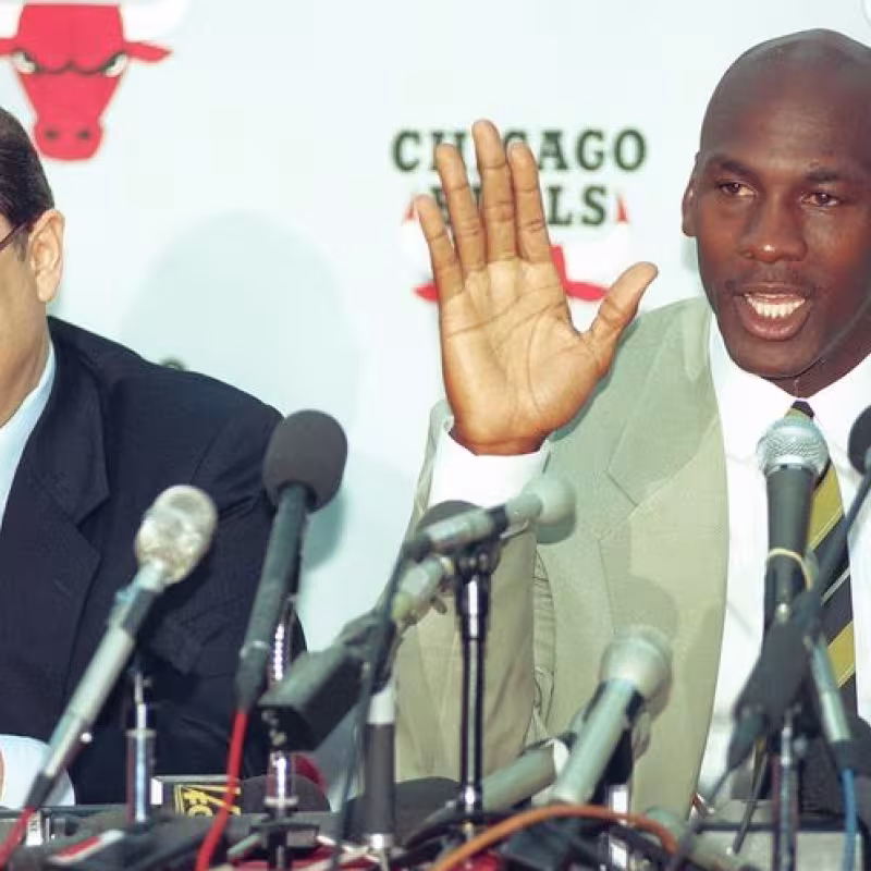 Michael Jordan y Jerry Reinsdorf, en una rueda de prensa. 