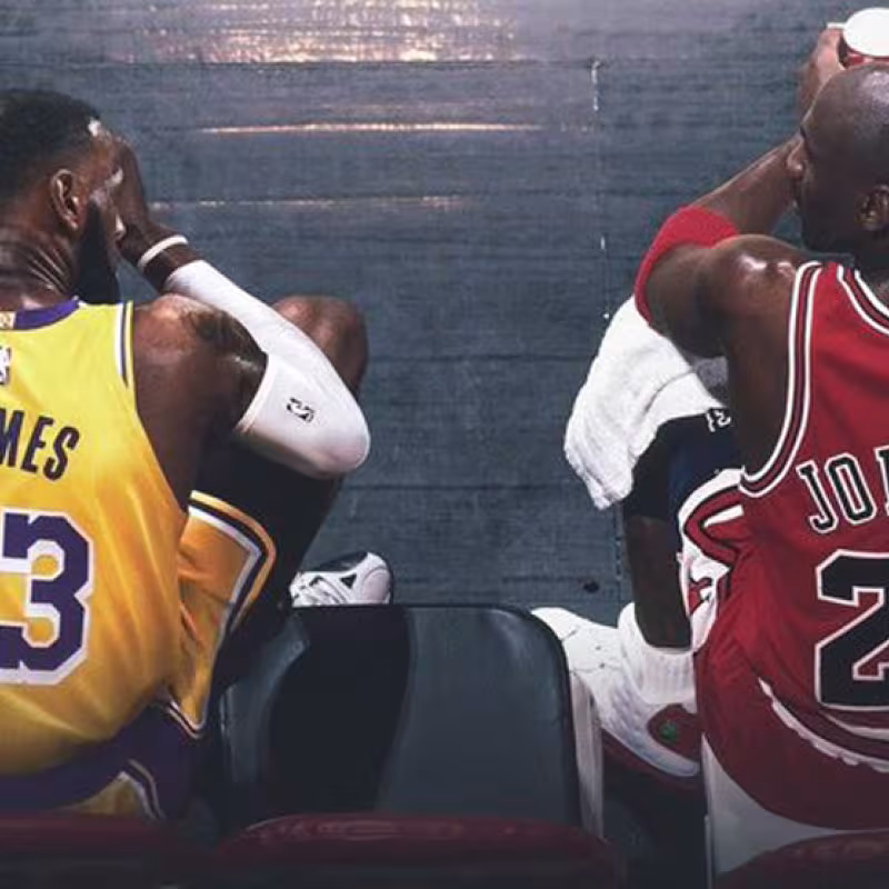 Michael Jordan y LeBron James, salundándose. 