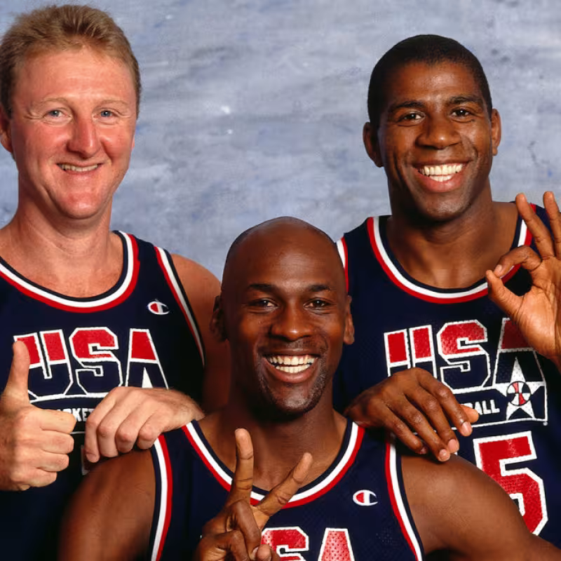 Larry Bird, Michael Jordan y Magic Johnson en una foto promocional del Dream Team.