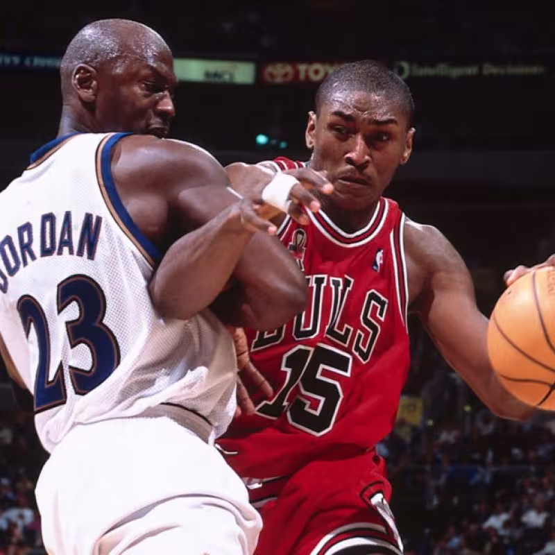 Michael Jordan, frente a Metta World Peace (por entonces Ron Artest), en un Wizards-Bulls.