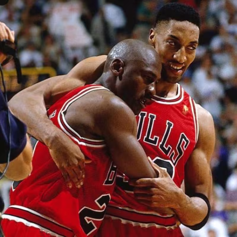 Scottie Pippen ayuda a Michael Jordan a salir del campo en el famoso 'Flu Game'.