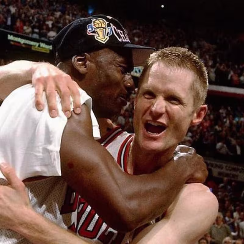 Michael Jordan se abraza a Steve Kerr.