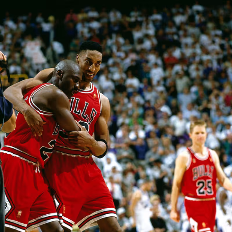 Scottie Pippen ayuda a Michael Jordan en 'The flue game'.