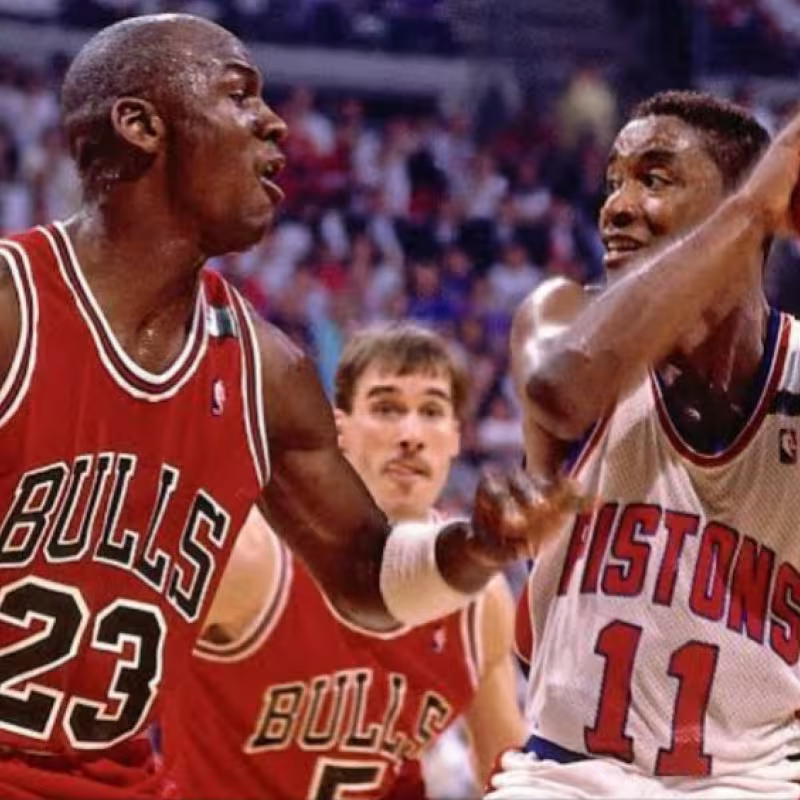 Michael Jordan, junto a Isiah Thomas.