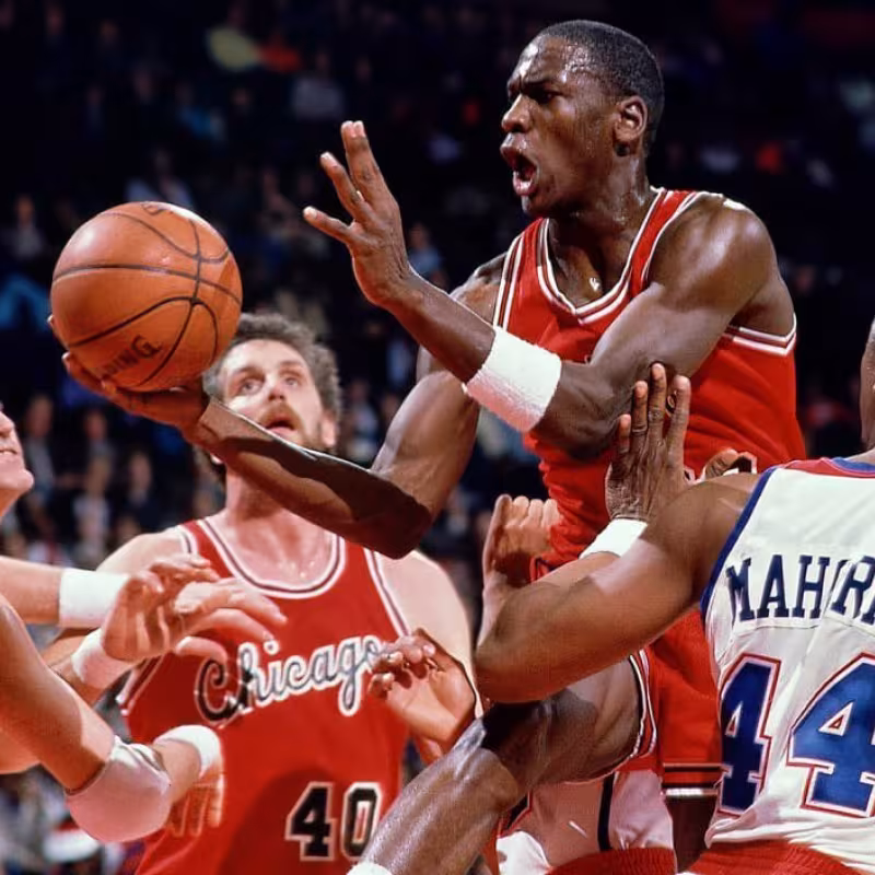 Michael Jordan intenta anotar ante la defensa de Tom McMillen (i).