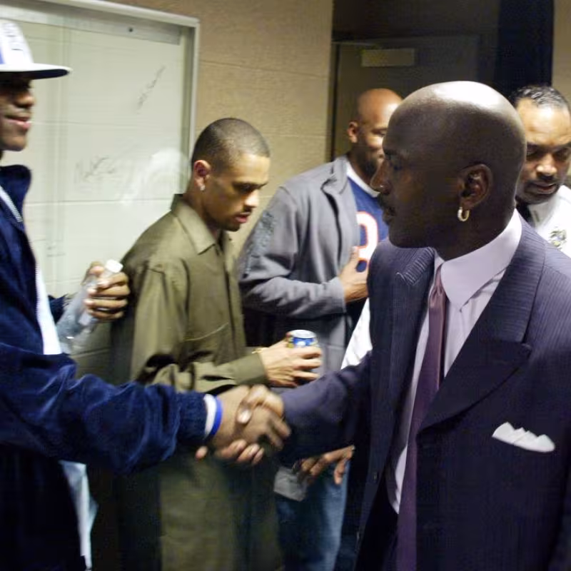 Michael Jordan, saludando a un jovencísimo LeBron James. Foto: ESPN