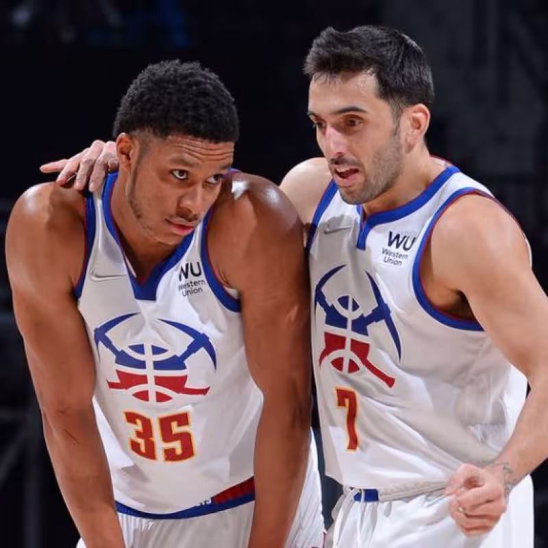 Facundo Campazzo y PJ Dozier durante un partido con los Nuggets