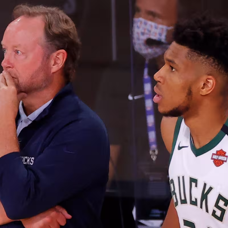 Mike Budenholzer y Giannis Antetokounmpo, entrenador y jugador de Milwaukee Bucks.