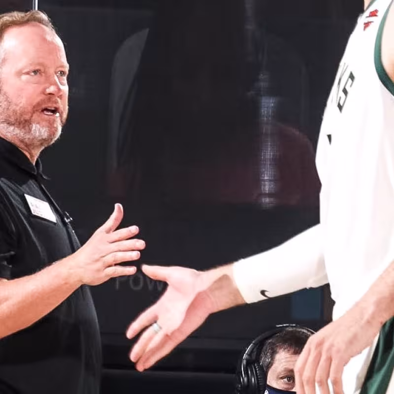 Los 30 entrenadores de la NBA eligen a Mike Budenholzer como el Mejor Entrenador del Año 2019