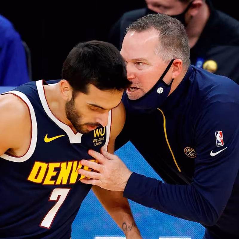 Facundo Campazzo, recibiendo instrucciones de Mike Malone en un partido de Denver Nuggets.