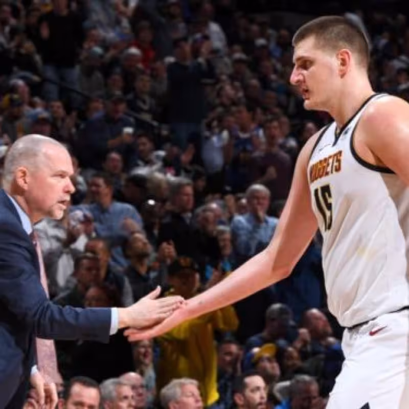 Mike Malone: “Jokic se siente muy bien y estará pronto con nosotros”
