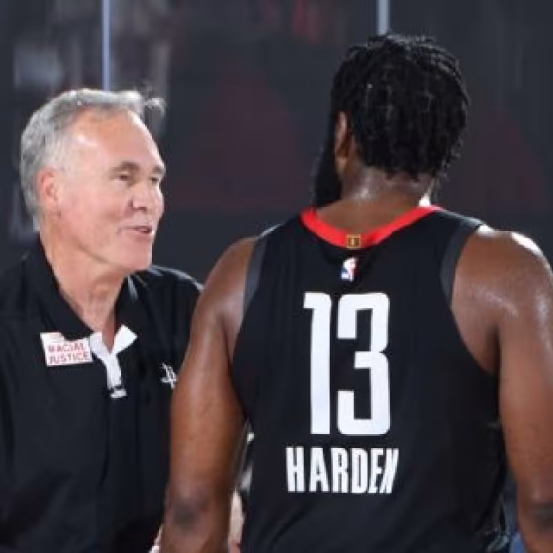James Harden y Mike D'Antoni en un partido de los Houston Rockets.