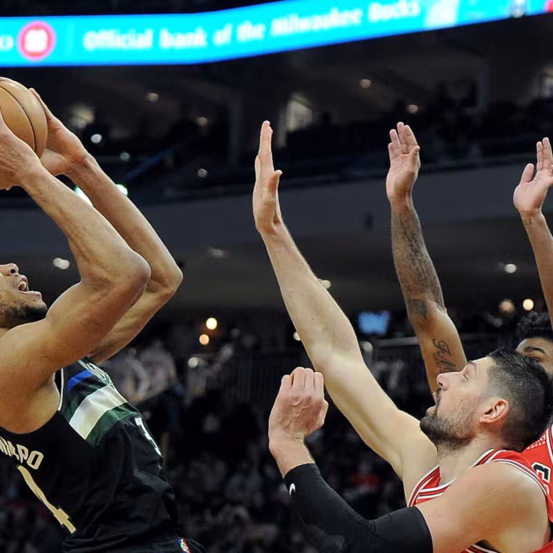 Milwaukee Bucks cuaja una remontada épica ante los Bulls