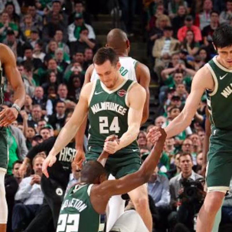 El brutal tapón de Pat Connaughton que dejó tocados a los Celtics