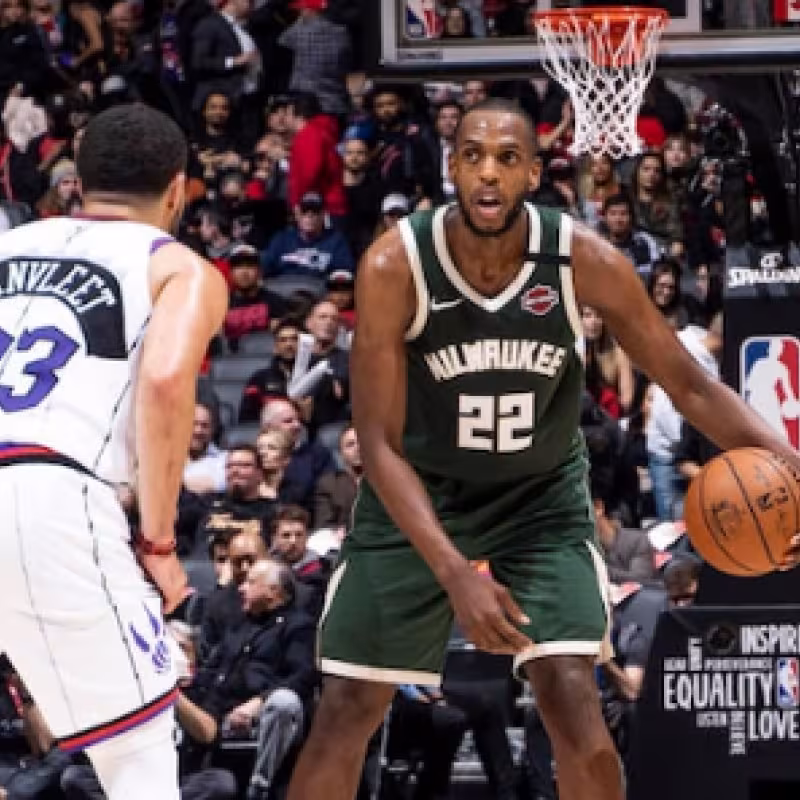 Khris Middleton, frente a Fred VanVleet, en el Raptors-Bucks. 