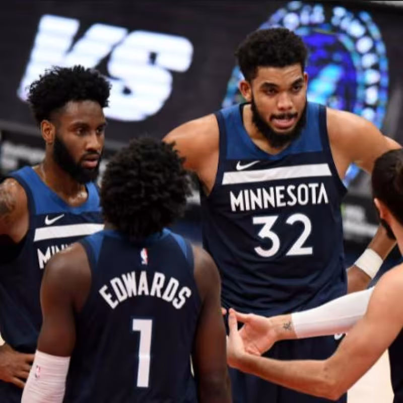 Las estrellas de Minnesota Timberwolves durante un tiempo muerto "Foto: NBA.com"