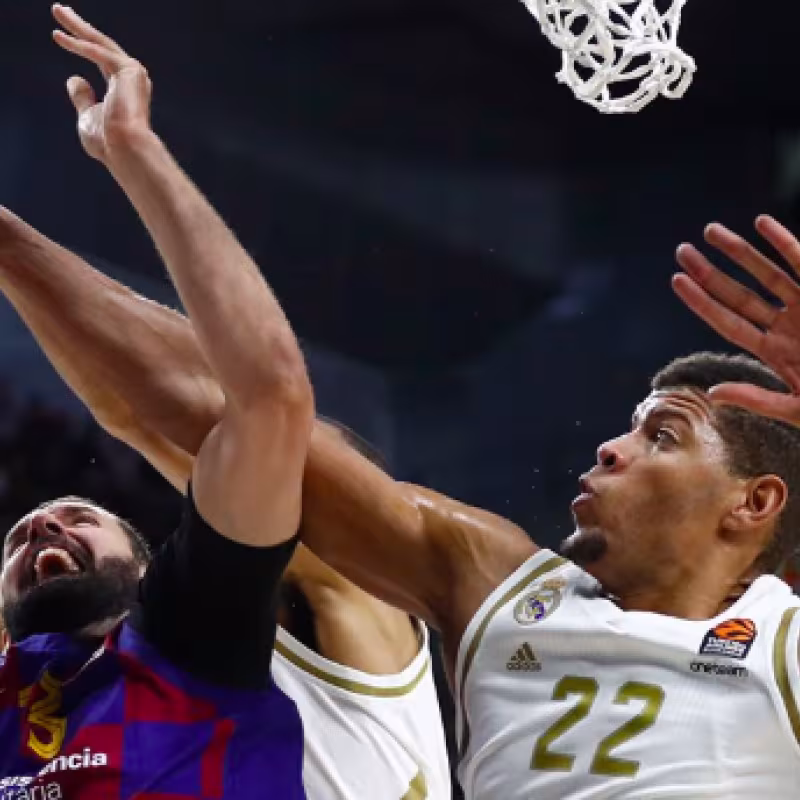 Tabares tapona una entrada a canasta de Mirotic.