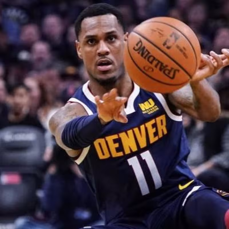 Monte Morris, Zeke Nnaji y Nikola Jokic, jugadores de Denver Nuggets.