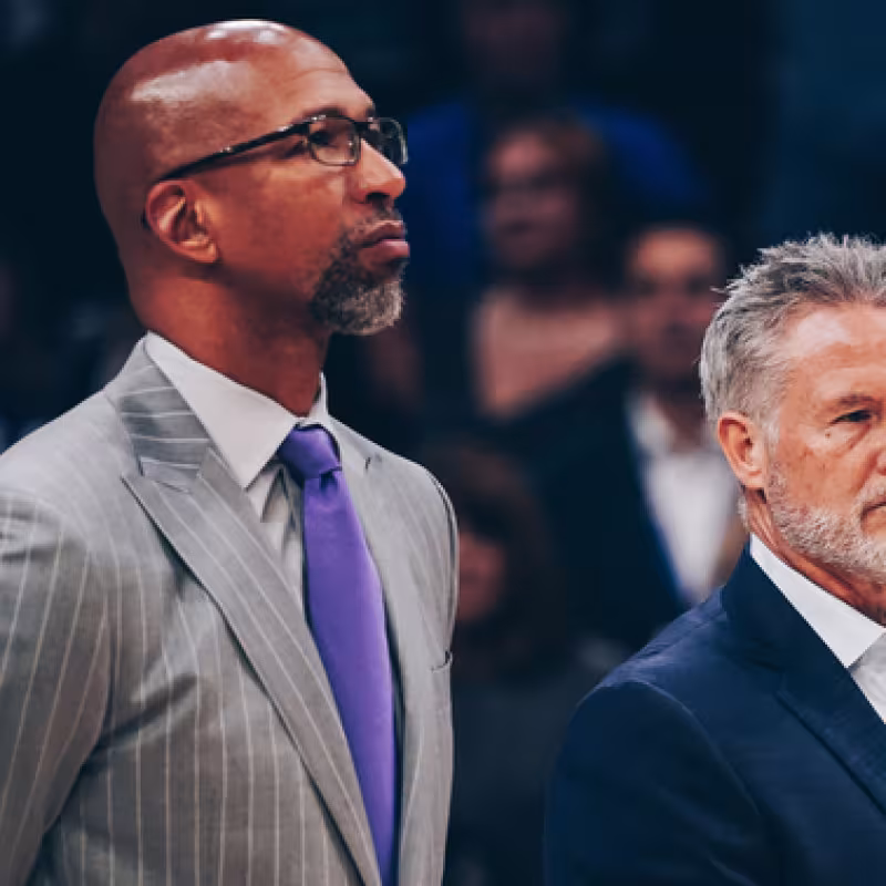 Monty Williams, junto al entrenador de los Sixers Brett Brown.