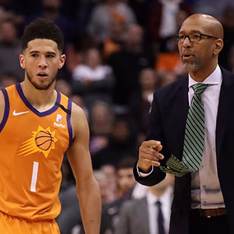 Monty Williams, junto a Devin Booker: entrenador y estrella de Phoenix Suns. 