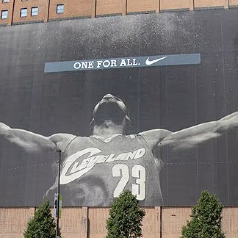 Los Cavs sustituyen el mural de LeBron James allí en Cleveland