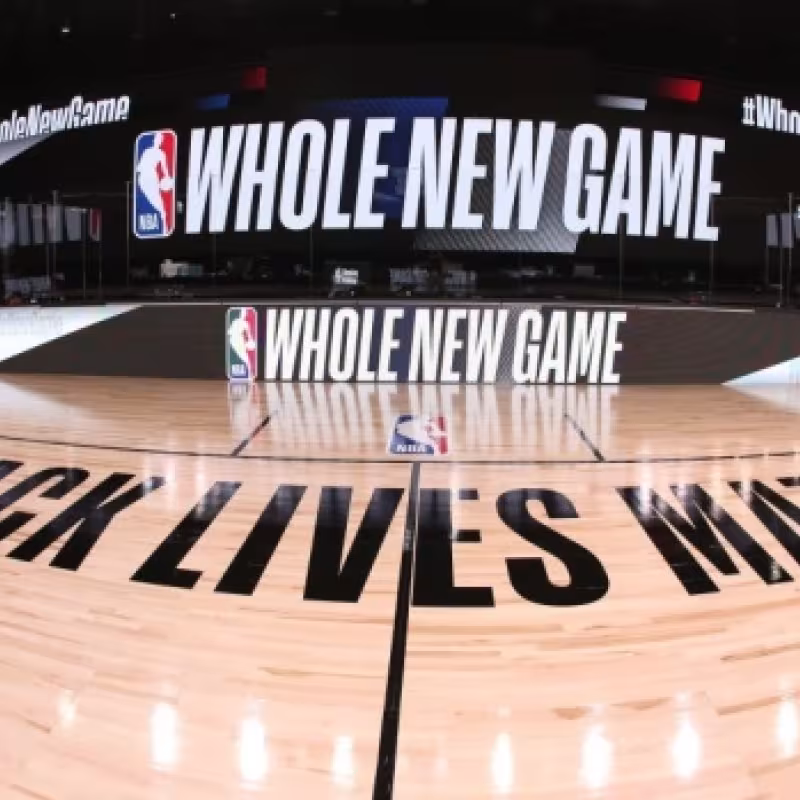 La cancha de la NBA en Orlando con el Black Lives Matter.