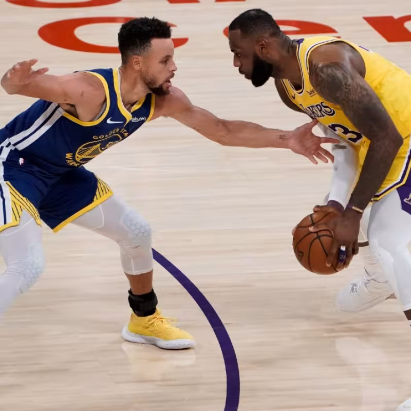 Stephen Curry contra LeBron James.