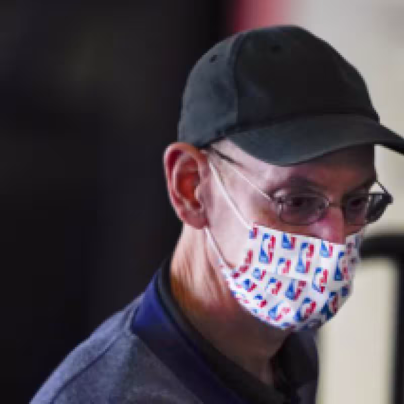 Adam Silver con una mascarilla con el logo de la NBA.