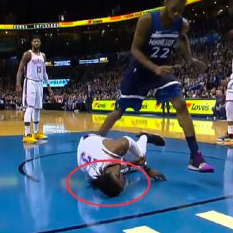 El jugador de OKC Nerlens Noel se dio un tremendo golpe contra el suelo.