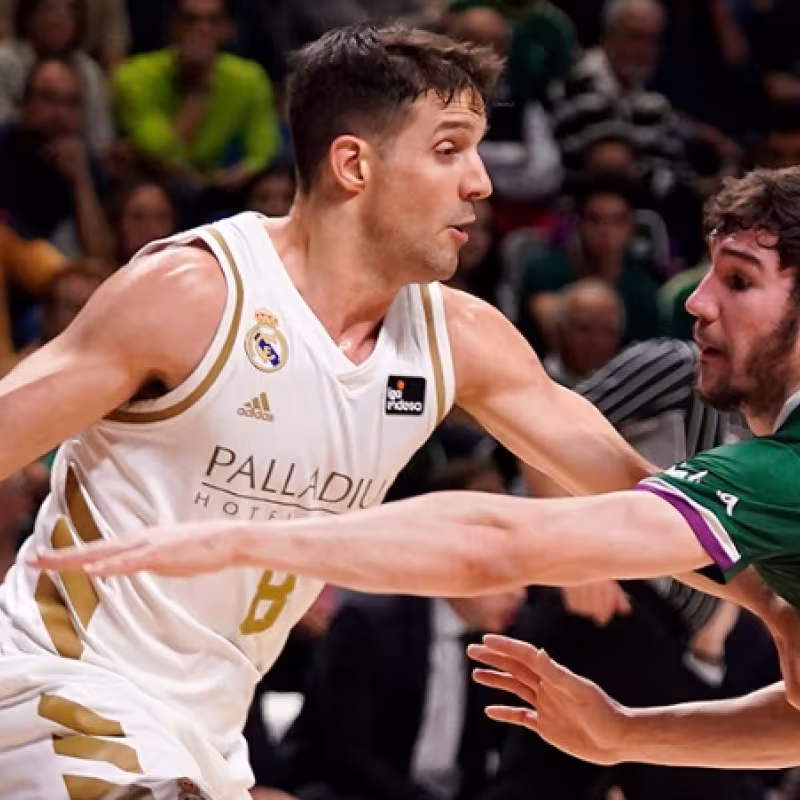 El Real Madrid vence al Unicaja (88-92) y se mantiene en la estela del Barça
