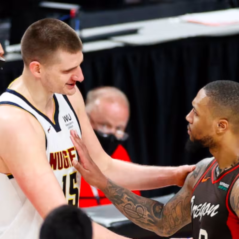 Nikola Jokic, felicitado por Damian Lillard.