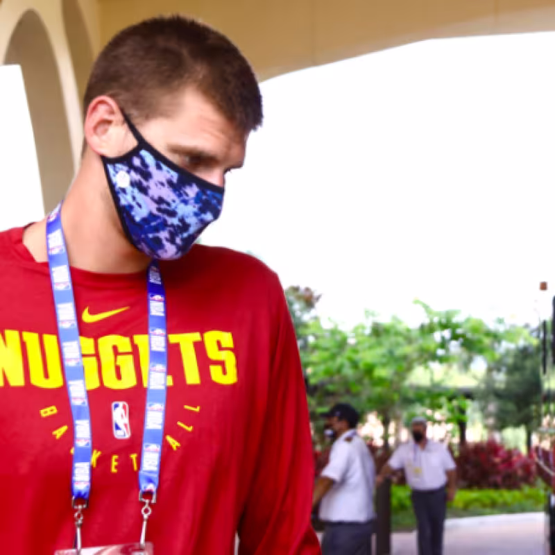 Nikola Jokic aterrizó por fin en Orlando.