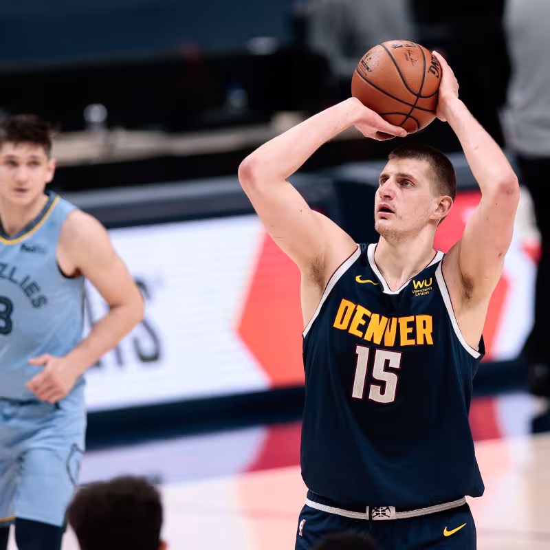 Nikola Jokic emula a Olajuwon con un registro estadístico asombroso 