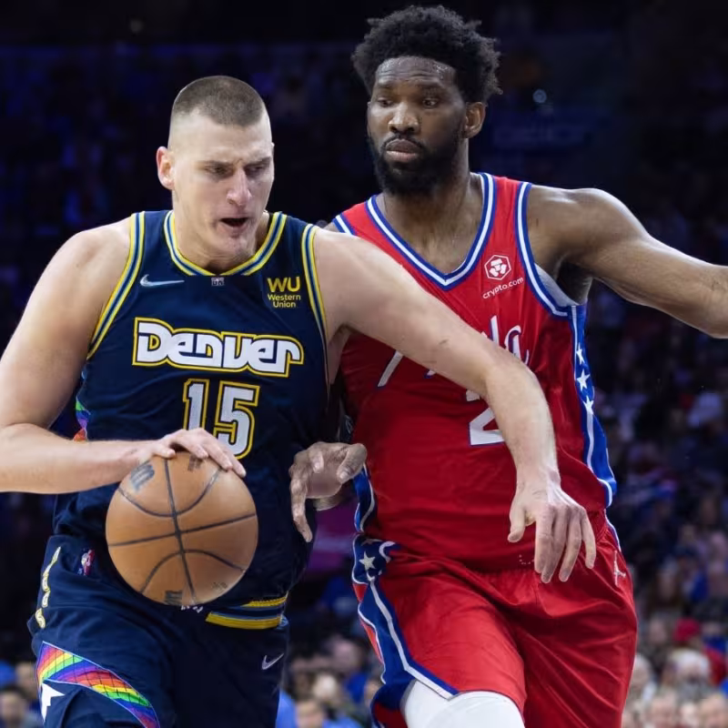Nikola Jokic y Joel Embiid, estrellas de la NBA.