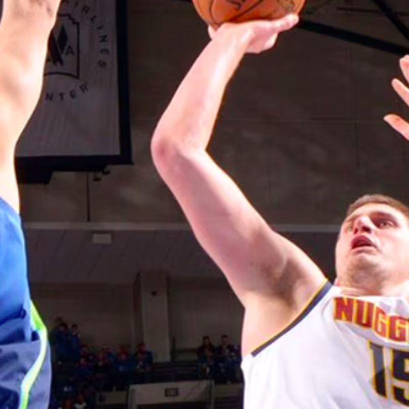Nikola Jokic, ante Maxi Kleber.