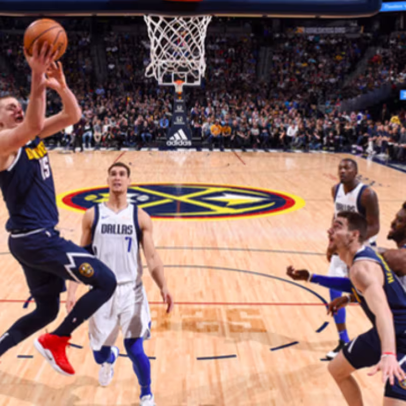 Nikola Jokic anota ante los Mavericks. Foto: @nuggets