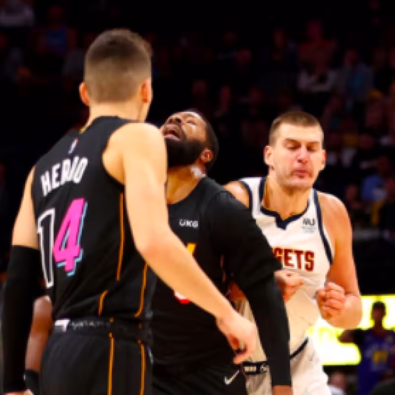 Nikola Jokic se sale ante los Heat, pero acaba expulsado tras golpear a Markieff Morris