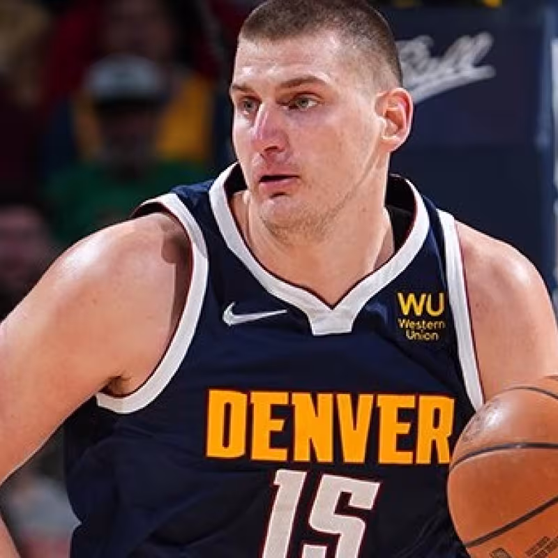Jokic vuelve a liderar una victoria de sus Nuggets para seguir aspirando al MVP y evitar el 'play-in'